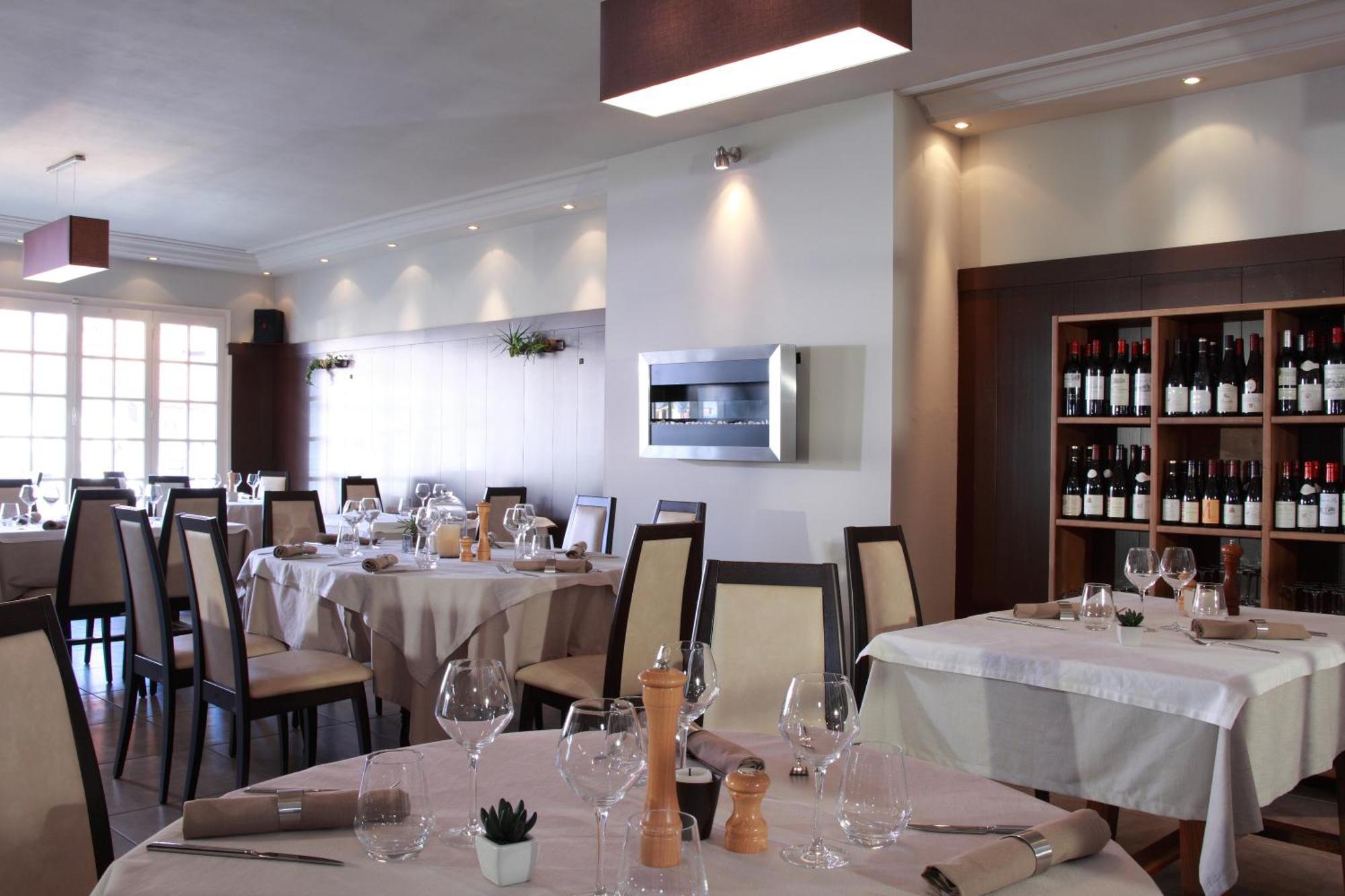 Logis - Hotel & Restaurant Les Trois Fontaines Marconne Bagian luar foto