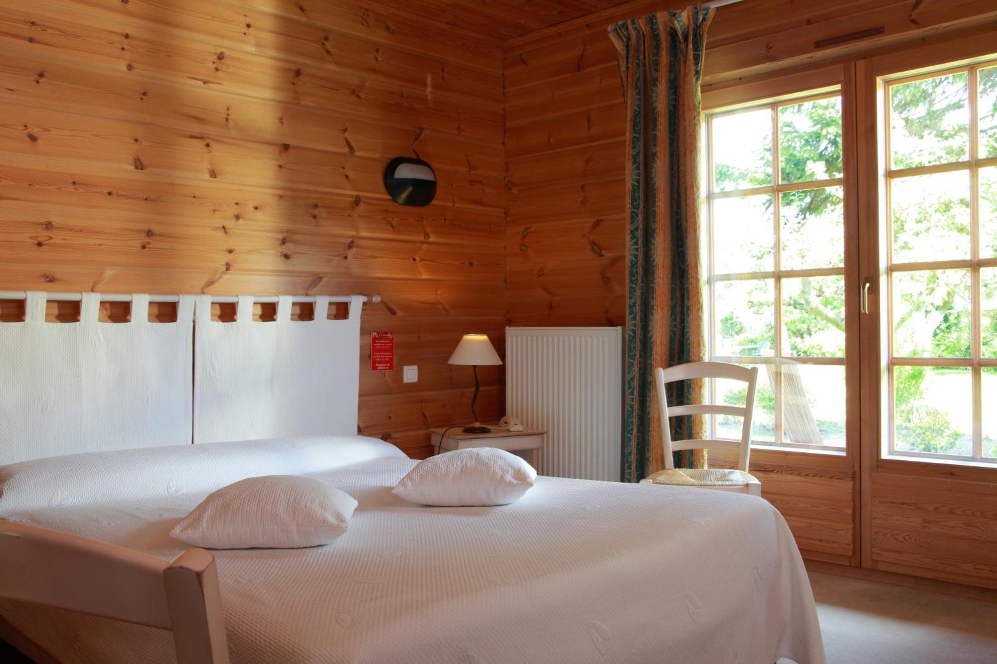Logis - Hotel & Restaurant Les Trois Fontaines Marconne Bagian luar foto