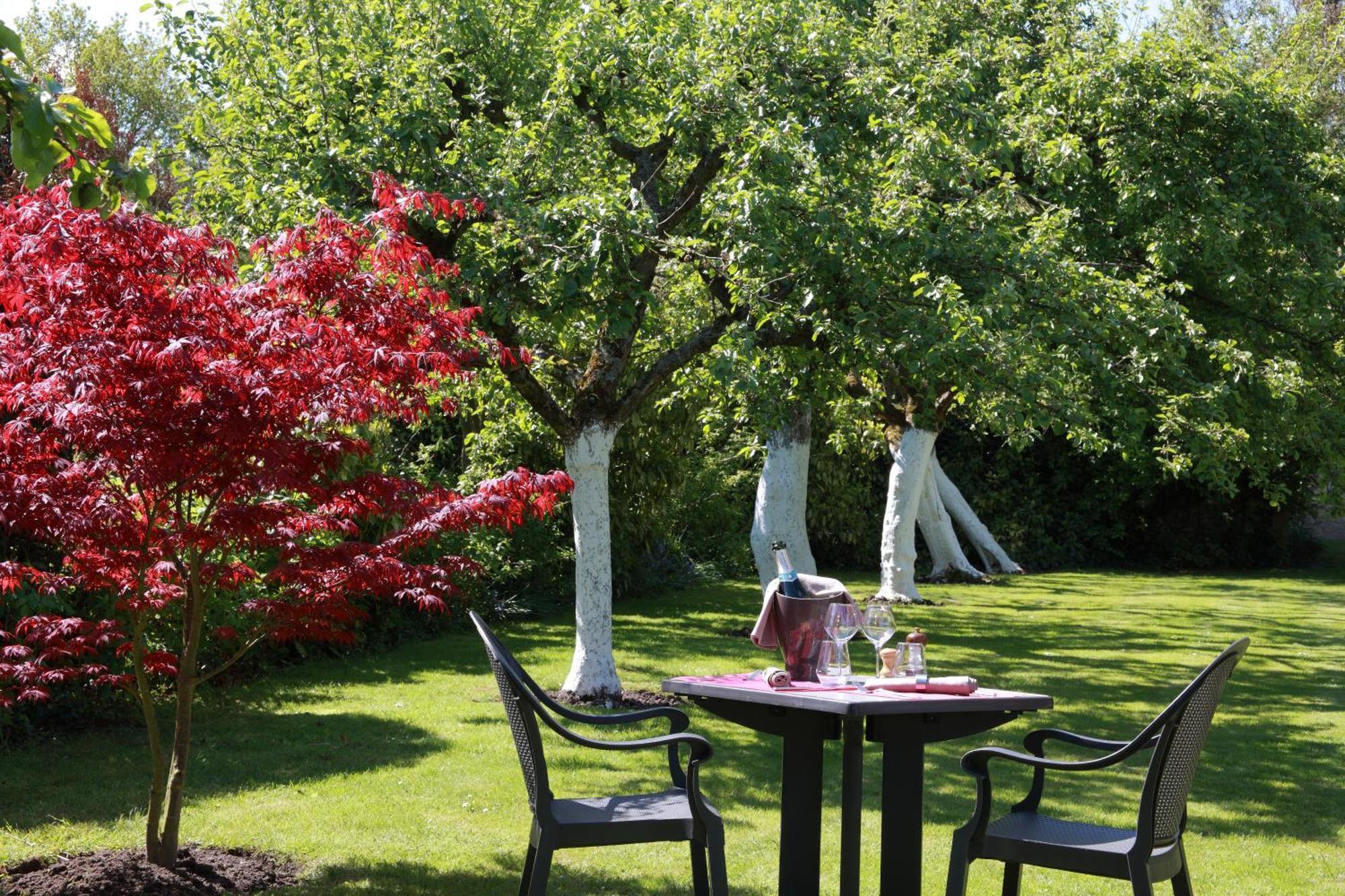 Logis - Hotel & Restaurant Les Trois Fontaines Marconne Bagian luar foto