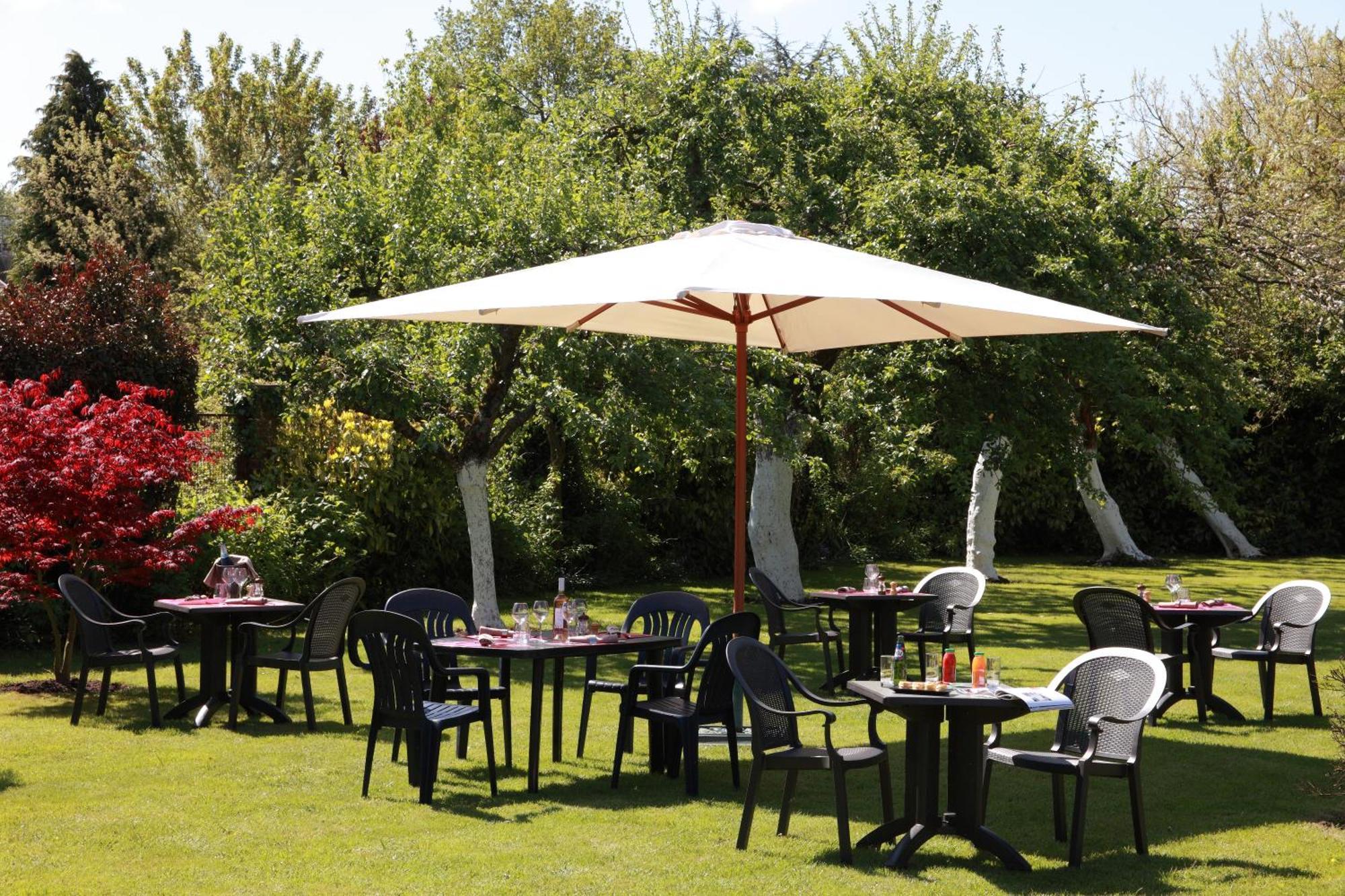 Logis - Hotel & Restaurant Les Trois Fontaines Marconne Bagian luar foto